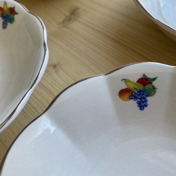 Vintage WS George Georgette Fruit Pattern dessert bowls and serving bowl - Picture 5 of 7